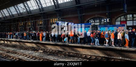 ZANDVOORT - Rennfans am Amsterdamer Hauptbahnhof auf dem Weg nach Zandvoort zum Renntag des Grand Prix der Niederlande. ANP RAMON VAN FLYMEN Stockfoto