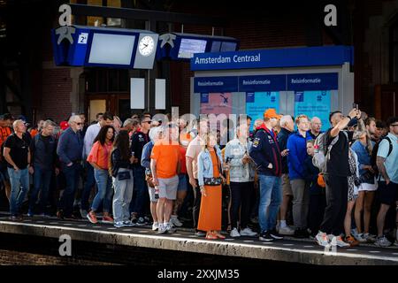 ZANDVOORT - Rennfans am Amsterdamer Hauptbahnhof auf dem Weg mit dem Zug nach Zandvoort zum Renntag des Grand Prix der Niederlande. ANP RAMON VAN FLYMEN niederlande aus - belgien aus Stockfoto