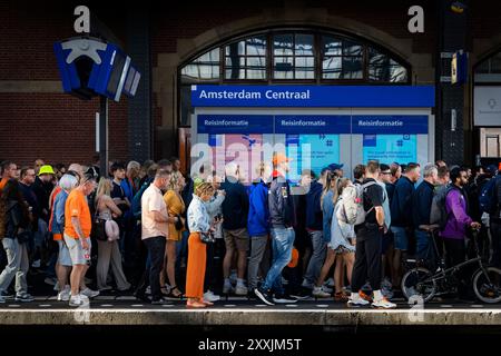 ZANDVOORT - Rennfans am Amsterdamer Hauptbahnhof auf dem Weg nach Zandvoort zum Renntag des Grand Prix der Niederlande. ANP RAMON VAN FLYMEN Stockfoto