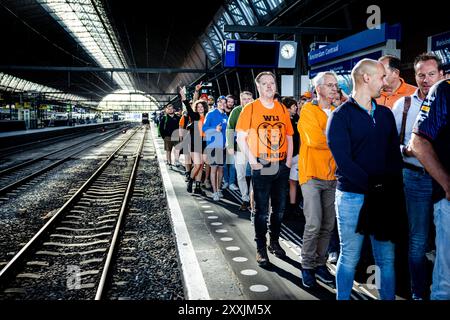 ZANDVOORT - Rennfans am Amsterdamer Hauptbahnhof auf dem Weg nach Zandvoort zum Renntag des Grand Prix der Niederlande. ANP RAMON VAN FLYMEN Stockfoto