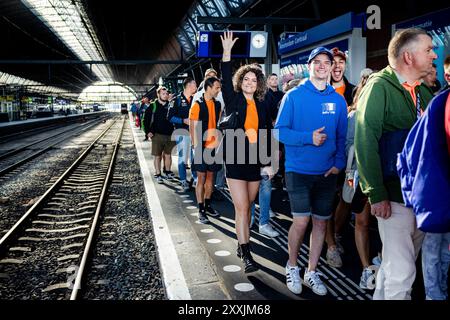 ZANDVOORT - Rennfans am Amsterdamer Hauptbahnhof auf dem Weg nach Zandvoort zum Renntag des Grand Prix der Niederlande. ANP RAMON VAN FLYMEN Stockfoto