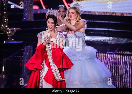 24. August 2024, Bangkok, Bangkok, Thailand: 24. August, 2024, Pattaya, Chonburi, Thailand, Catalina Marsano aus Peru wird während des transsexuellen Schönheitswettbewerbs Miss International Queen 2024 in Pattaya gekrönt. Die Miss International Queen ist der weltweit größte Schönheitswettbewerb für Transgender-Frauen. Der Schönheitswettbewerb wurde mit der Absicht gegründet, einen internationalen Wettbewerb für Transgender-Frauen aus der ganzen Welt anzubieten und Transgender-Frauen die Möglichkeit zu geben, in der heutigen Welt mehr Akzeptanz zu finden, um ein Bewusstsein für Transgender-Rechte in der internationalen Gemeinschaft zu schaffen Stockfoto
