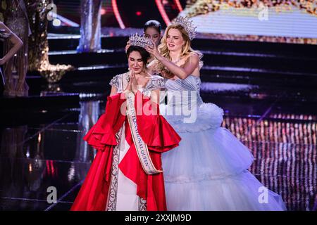 24. August 2024, Bangkok, Bangkok, Thailand: 24. August, 2024, Pattaya, Chonburi, Thailand, Catalina Marsano aus Peru wird während des transsexuellen Schönheitswettbewerbs Miss International Queen 2024 in Pattaya gekrönt. Die Miss International Queen ist der weltweit größte Schönheitswettbewerb für Transgender-Frauen. Der Schönheitswettbewerb wurde mit der Absicht gegründet, einen internationalen Wettbewerb für Transgender-Frauen aus der ganzen Welt anzubieten und Transgender-Frauen die Möglichkeit zu geben, in der heutigen Welt mehr Akzeptanz zu finden, um ein Bewusstsein für Transgender-Rechte in der internationalen Gemeinschaft zu schaffen Stockfoto