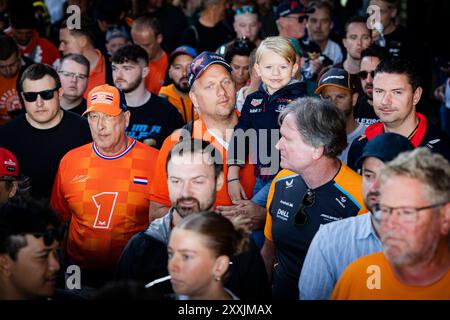 AMSTERDAM - Rennfans am Amsterdamer Hauptbahnhof auf dem Weg nach Zandvoort zum Renntag des Grand Prix der Niederlande. ANP RAMON VAN FLYMEN Stockfoto