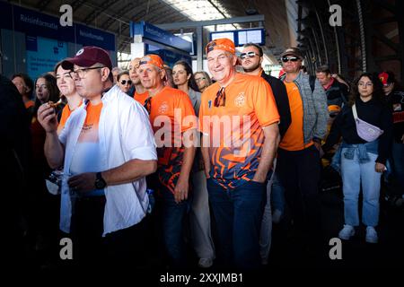 AMSTERDAM - Rennfans am Amsterdamer Hauptbahnhof auf dem Weg nach Zandvoort zum Renntag des Grand Prix der Niederlande. ANP RAMON VAN FLYMEN Stockfoto