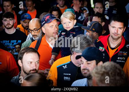 AMSTERDAM - Rennfans am Amsterdamer Hauptbahnhof auf dem Weg nach Zandvoort zum Renntag des Grand Prix der Niederlande. ANP RAMON VAN FLYMEN Stockfoto