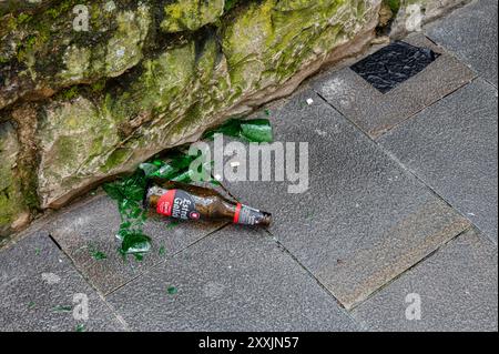 Pamplona, Spanien - 19. Mai 2024: Gebrochene Bierflaschen auf dem Fußweg in der Stadt Pamplona Stockfoto