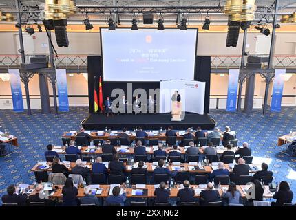 Peking, Deutschland. April 2024. Dieses Foto zeigt eine Szene auf der 2024 „Invest in China“ Germany Session in Stuttgart, Deutschland, 5. April 2024. Quelle: Ren Pengfei/Xinhua/Alamy Live News Stockfoto