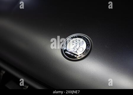 Nahaufnahme des Mercedes-Benz Affalterbach Logo Emblem Dekoration Metallabzeichen AMG. Stockfoto