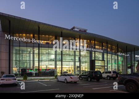 Das Logo der Marke „Mercedes Benz“, Katar Showroom. Bürogebäude der Autohersteller im Freien Stockfoto