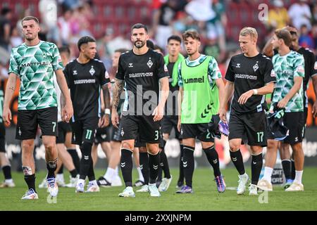 24. August 2024, Bayern, Augsburg: Fußball: Bundesliga, FC Augsburg - Werder Bremen, Spieltag 1, WWK-Arena. Bremer Marvin Ducksch, Bremer Justin Njinmah, Bremer Anthony Jung, Bremer Olivier Deman und Bremer Marco Grüll (l-r) reagieren unzufrieden nach dem Spiel. Foto: Harry langer/dpa - WICHTIGER HINWEIS: Gemäß den Vorschriften der DFL Deutschen Fußball-Liga und des DFB Deutschen Fußball-Bundes ist es verboten, im Stadion und/oder des Spiels aufgenommene Fotografien in Form von sequenziellen Bildern und/oder videoähnlichen Fotoserien zu verwenden oder zu verwenden. Stockfoto