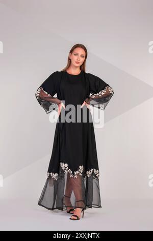 Asian Model posiert für den arabischen Designer Abaya auf isoliertem Hintergrund. Modekonzept Stockfoto