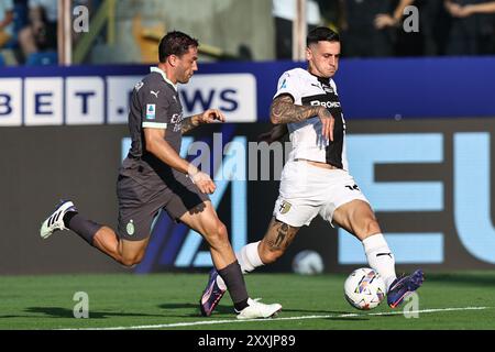 Emanuele Valeri (Parma)Davide Calabria (Mailand) während des italienischen Spiels der Serie A zwischen Parma 2-1 Mailand im Ennio Tardini Stadion am 24. August 2024 in Parma, Italien. (Foto: Maurizio Borsari/AFLO) Stockfoto