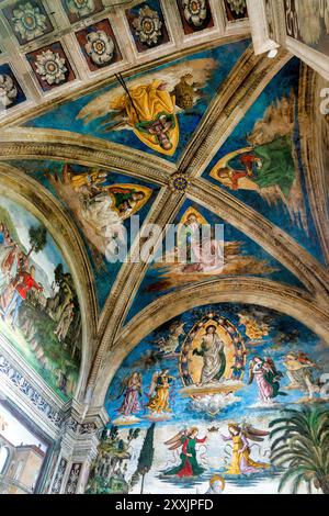 Fresken in der Bufalini-Kapelle, die das Leben des hl. Bernardino von Siena in der Kirche Santa Maria in Ara Coeli, Rom, Italien darstellen Stockfoto