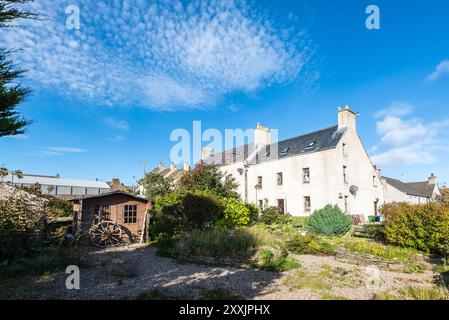 Thurso, Schottland, Vereinigtes Königreich - 16. Oktober 2023: Straßenblick in Thurso, Caithness, Schottland, Vereinigtes Königreich, tagsüber mit Wohngebäuden. Eine malerische, Stockfoto