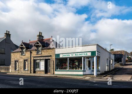 Thurso, Schottland, Großbritannien - 16. Oktober 2023: Eine charmante, historische schottische Straße in einer kleinen Stadt, in der tagsüber ein Blumengeschäft und Friseure zu finden sind Stockfoto