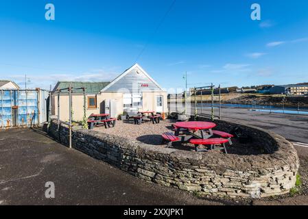 Thurso, Schottland, Großbritannien - 16. Oktober 2023: Straßenblick am Tag mit Café und Fluss in Thurso, Caithness, Schottland, Vereinigtes Königreich. Schottische Straße in A c Stockfoto