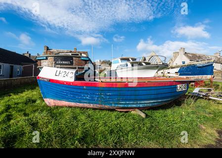 Thurso, Schottland, Vereinigtes Königreich - 16. Oktober 2023: Ein altes Holzboot an der Nordküste von Thurso, Caithness, Schottland, Vereinigtes Königreich. Stockfoto