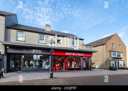 Thurso, Schottland, Großbritannien - 16. Oktober 2023: Straßenblick am Tag mit Wohnhäusern und Geschäften in Thurso, Caithness, Schottland, Vereinigtes Königreich. Scotti Stockfoto