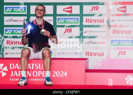 Yokohama, Japan. August 2024. Alex Lanier aus Frankreich posiert für Fotos während der Siegeszeremonie für die Männer Singles bei den Japan Badminton Open 2024 in Yokohama, Japan, am 25. August 2024. Quelle: Zhang Xiaoyu/Xinhua/Alamy Live News Stockfoto