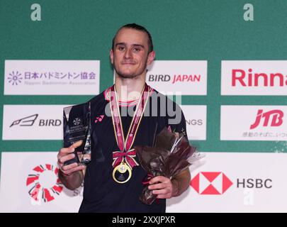 Yokohama, Japan. August 2024. Alex Lanier aus Frankreich posiert für Fotos während der Siegeszeremonie für die Männer Singles bei den Japan Badminton Open 2024 in Yokohama, Japan, am 25. August 2024. Quelle: Zhang Xiaoyu/Xinhua/Alamy Live News Stockfoto