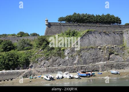 Blick auf die Zitadelle gegenüber dem Hafen von Quai Jacques le Blanc, Le Palais, Belle Ile en Mer, Bretagne, Frankreich Stockfoto