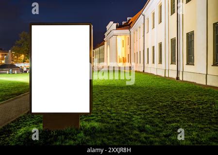 Mockup Von Screen Reklametafeln Auf Dem Gras Bei Nacht. Beleuchtetes Leeres Display Für Ihr Branding Im Park Stockfoto