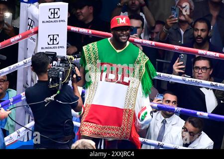 Mexiko-Stadt, Mexiko. August 2024. Der Boxer Floyd Mayweather Jr. aus den Vereinigten Staaten ist vor der Ausstellung Kampf gegen den Boxer Ohn Gotti III. Aus den Vereinigten Staaten in der Arena Ciudad de Mexico zu sehen. Am 23. August 2024 in Mexiko-Stadt. (Foto: Carlos Tischler/ Credit: Eyepix Group/Alamy Live News Stockfoto