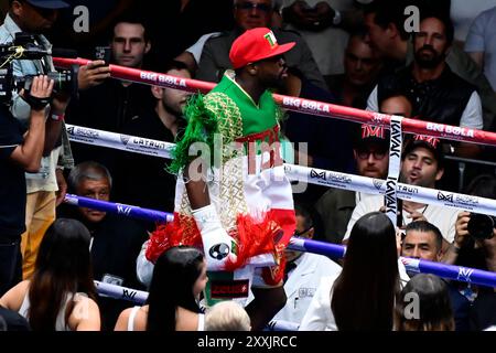 Mexiko-Stadt, Mexiko. August 2024. Der Boxer Floyd Mayweather Jr. aus den Vereinigten Staaten ist vor der Ausstellung Kampf gegen den Boxer Ohn Gotti III. Aus den Vereinigten Staaten in der Arena Ciudad de Mexico zu sehen. Am 23. August 2024 in Mexiko-Stadt. (Foto: Carlos Tischler/ Credit: Eyepix Group/Alamy Live News Stockfoto