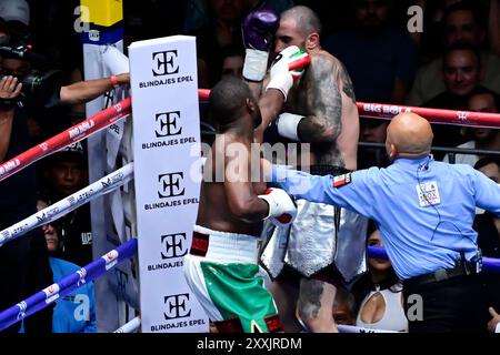 Mexiko-Stadt, Mexiko. August 2024. Der Boxer Floyd Mayweather Jr. aus den Vereinigten Staaten und der Boxer John Gotti III. Aus den Vereinigten Staaten tauschen sich während eines Ausstellungskampfes in der Arena Ciudad de Mexico aus. Am 23. August 2024 in Mexiko-Stadt. (Foto: Carlos Tischler/ Credit: Eyepix Group/Alamy Live News Stockfoto