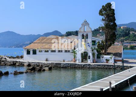 Blick auf die Lagune Chalkiopoulos auf Korfu mit dem Kloster Vlacherna, Griechenland. Stockfoto