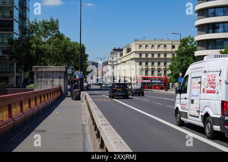 London - 06 14 2022: Blick auf die Vauxhall Bridge Road Stockfoto