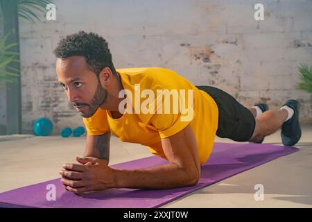 Muskulöser schwarzer Mann, der Plank spielt. Fitness-Workout-Konzept. Stockfoto