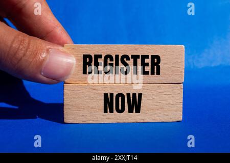 Jetzt registrieren Nachricht auf Holzblöcken mit blauem Hintergrund geschrieben. Symbol „jetzt registrieren“. Kopierbereich. Stockfoto