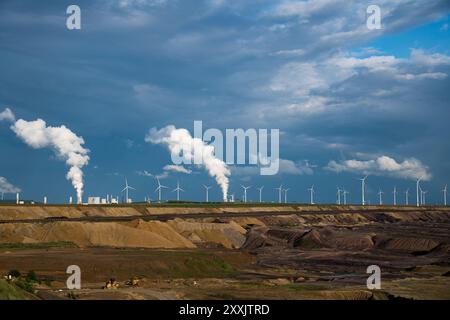 Tagebau Garzweiler Tagebau in Garzweiler mit RWE Power AG Kraftwerk Neurath Grevenbroich und RWE Power AG Kraftwerk Niederaußem, North RHI Stockfoto