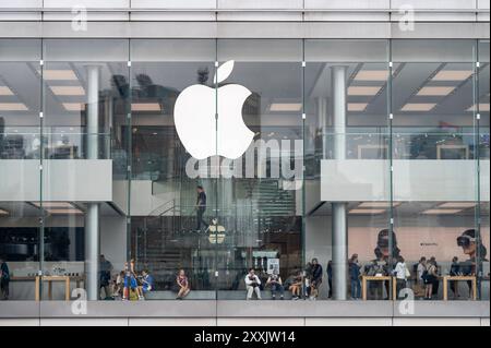 Hongkong, China. August 2024. Kunden werden im US-amerikanischen multinationalen Technologieunternehmen Apple Store und Logo in Hongkong gesehen. (Foto: Miguel Candela/SOPA Images/SIPA USA) Credit: SIPA USA/Alamy Live News Stockfoto