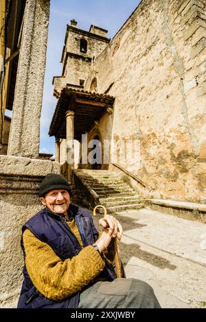 Einheimische vor der katholischen Pfarrkirche San Lorenzo Mártir, 16. Jahrhundert, Garganta de La Olla, Tiétar-Tal, La Vera, Cáceres, Extremadura, Stockfoto