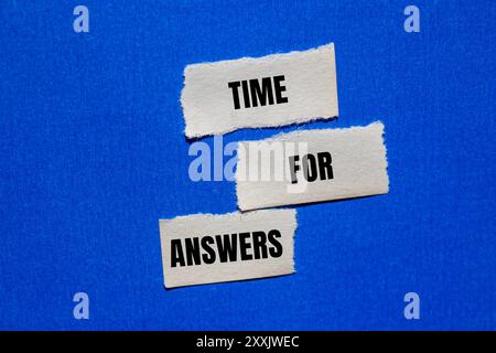 Die Nachricht „Zeit für Antworten“ wurde auf gerissenen Papierspitzen auf blauem Hintergrund geschrieben. Symbol für die konzeptionelle Zeit für Antworten. Kopierbereich. Stockfoto