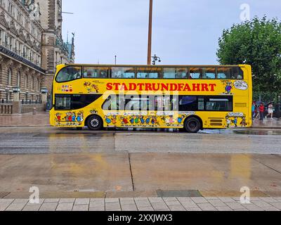 HAMBURG, DEUTSCHLAND - 14. AUGUST 2024: Gelber Reisebus in Hamburg, Deutschland am 14. August 2024 Stockfoto