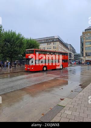 HAMBURG, DEUTSCHLAND - 14. AUGUST 2024: Roter Hop-on-Hop-off-Sightseeing-Bus am Rathausmarkt Stockfoto