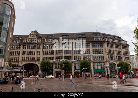 HAMBURG, DEUTSCHLAND - 14. AUGUST 2024: Auf dem Platz in der Nähe des Hamburger Rathauses Stockfoto