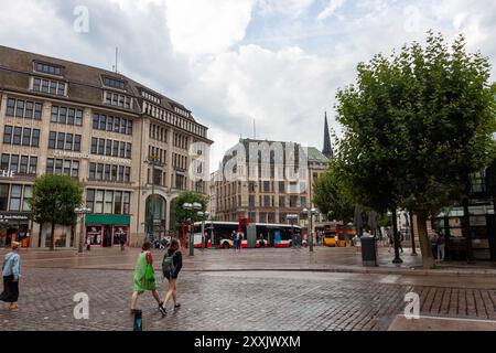 HAMBURG, DEUTSCHLAND - 14. AUGUST 2024: Auf dem Platz in der Nähe des Hamburger Rathauses Stockfoto