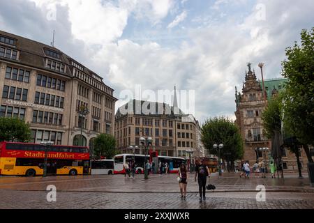 HAMBURG, DEUTSCHLAND - 14. AUGUST 2024: Auf dem Platz in der Nähe des Hamburger Rathauses Stockfoto