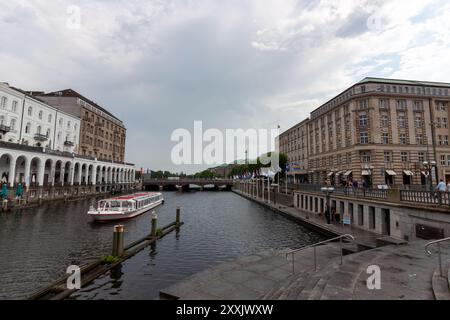 HAMBURG, DEUTSCHLAND - 14. AUGUST 2024: Vergnügungsboot auf der Kleinen Alster in Hamburg Stockfoto