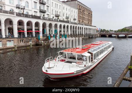 HAMBURG, DEUTSCHLAND - 14. AUGUST 2024: Vergnügungsboot auf der Kleinen Alster in Hamburg Stockfoto