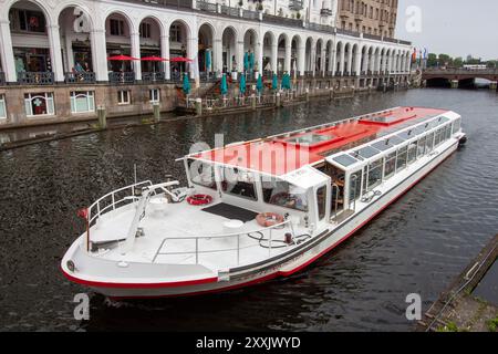 HAMBURG, DEUTSCHLAND - 14. AUGUST 2024: Vergnügungsboot auf der Kleinen Alster in Hamburg Stockfoto