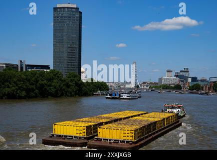 London - 06 14 2022: Blick auf die Themse und das London Eye von der Vauxhall Bridge Stockfoto