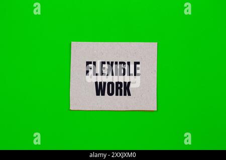 Flexible Arbeitsnachricht auf Papier mit grünem Hintergrund. Konzeptionelles flexibles Arbeitssymbol. Kopierbereich. Stockfoto