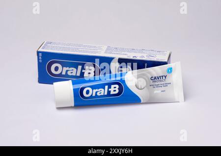 Tube mit Oral B Cavity Protect Zahnpasta vor der Verpackung auf weißem Hintergrund Stockfoto