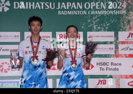 Yokohama, Japan. August 2024. Die Gewinner Jiang Zhenbang (L)/Wei Yaxin aus China posieren für Fotos während der Siegerehrung des gemischten Doppel-Events bei den Japan Badminton Open 2024 in Yokohama, Japan, 25. August 2024. Quelle: Zhang Xiaoyu/Xinhua/Alamy Live News Stockfoto